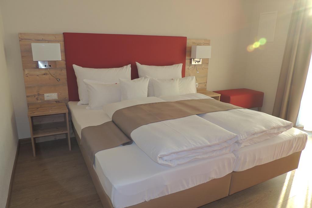 Leutershausen  Hotel-Gasthof Neue Post מראה חיצוני תמונה